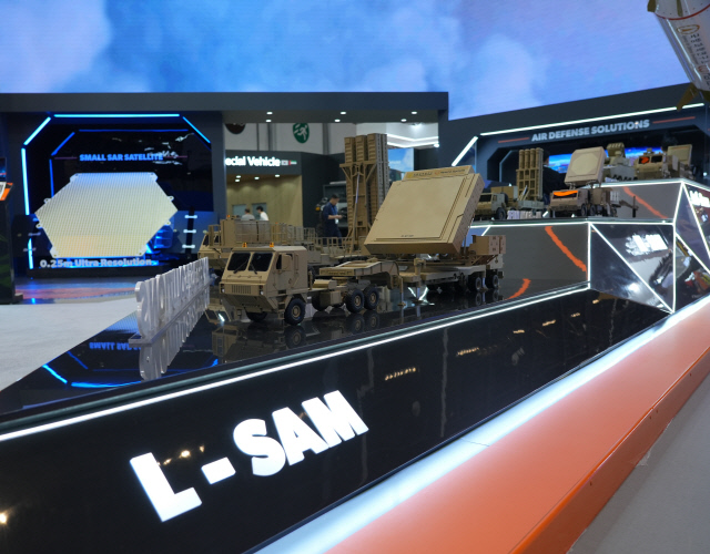 한화시스템이 IDEX 2025에 전시한 L-SAM 다기능레이다(MFR). 한화시스템 제공